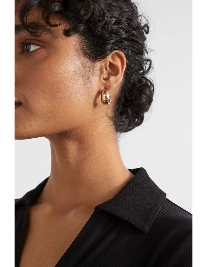 Curved Earring in Gold image 1