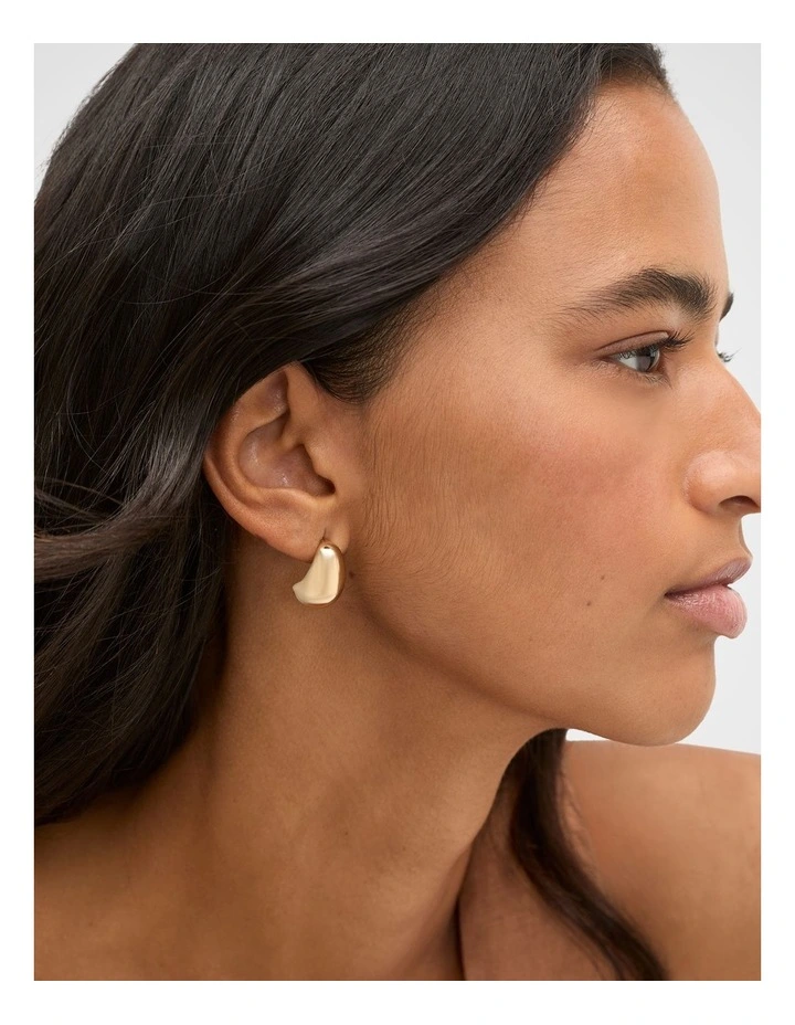 Curved Earring in Gold image 2