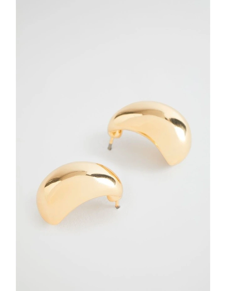 Curved Earring in Gold image 3