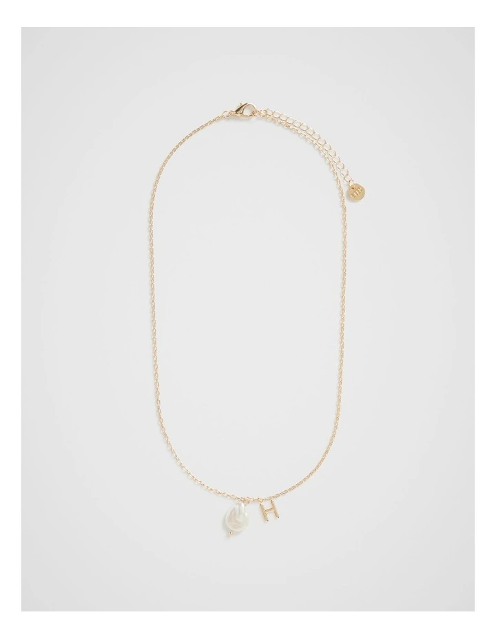 Pearl Alphabet Necklace H in Gold image 2