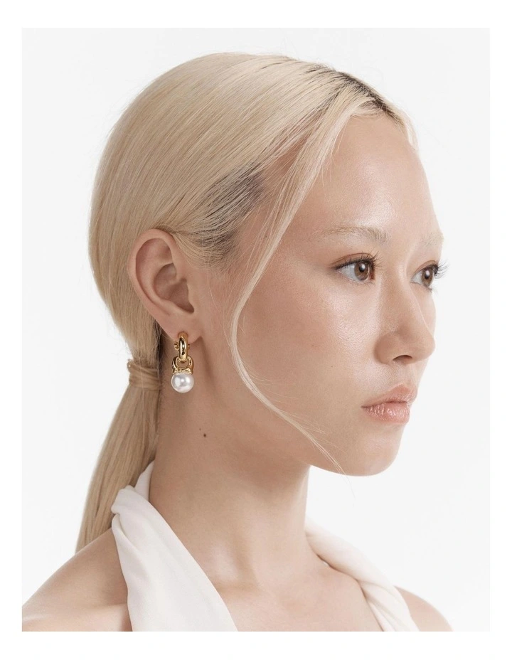 En Pointe Pearl Hoop Earrings in Gold image 2