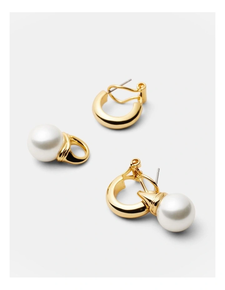 En Pointe Pearl Hoop Earrings in Gold image 3