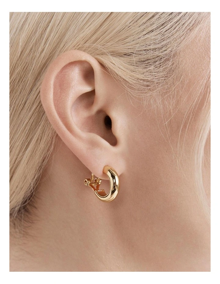 En Pointe Pearl Hoop Earrings in Gold image 4