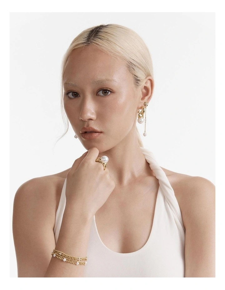 En Pointe Pearl Hoop Earrings in Gold image 6