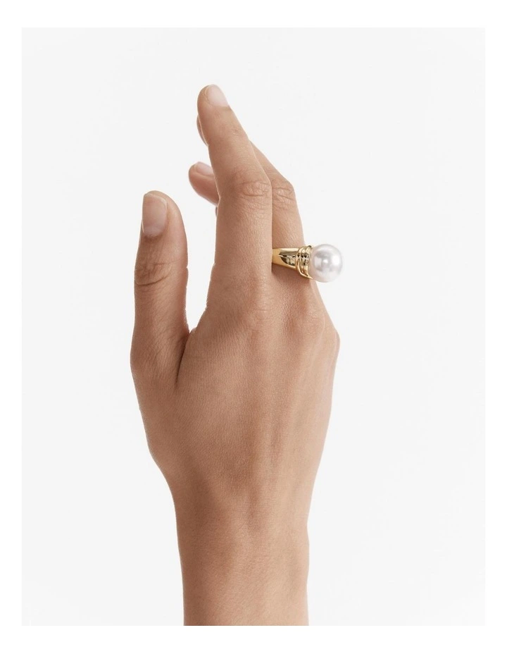 En Pointe Pearl Ring in Gold image 2