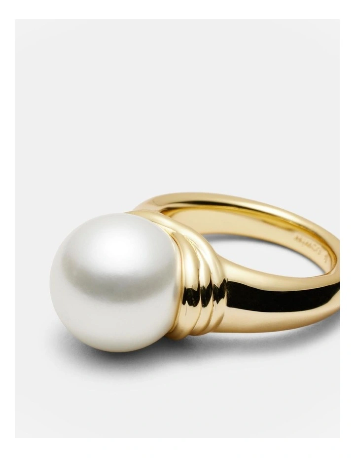 En Pointe Pearl Ring in Gold image 3