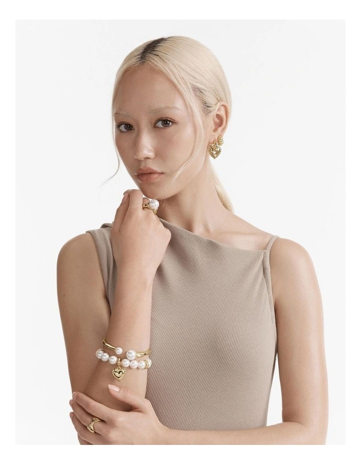 En Pointe Pearl Ring in Gold image 4