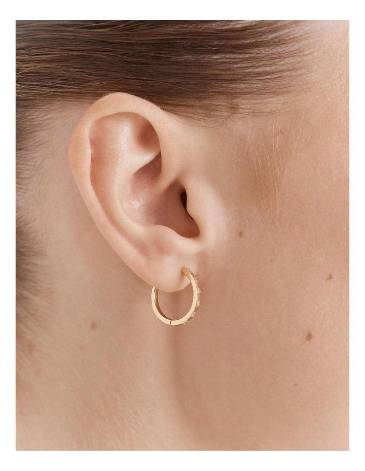 Vela Large Huggie Hoop Earrings in Gold image 4