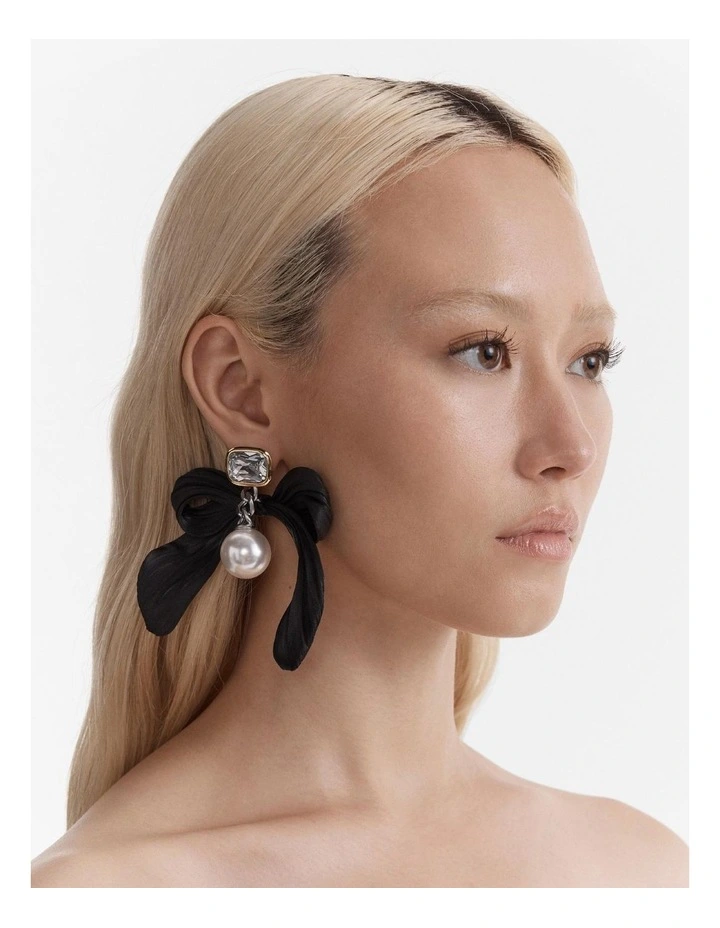 Pirouette Pearl Earrings in Black image 2