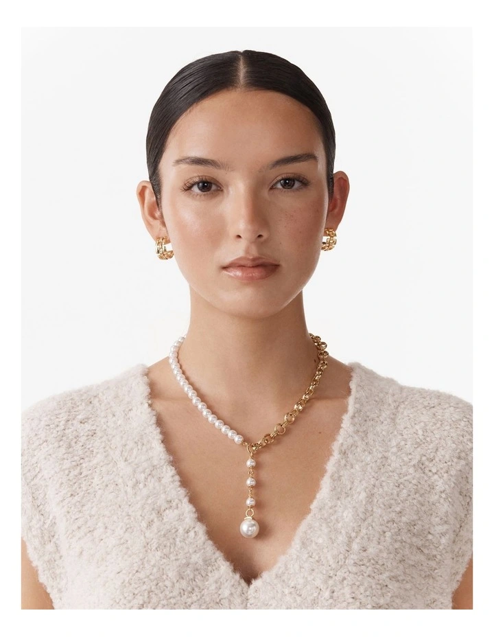 Demeanour Pearl Lariate Necklace in Pearl image 2