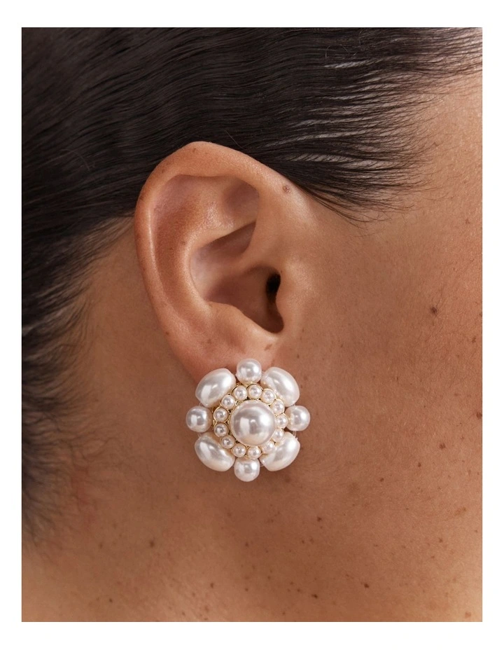 Romance Pearl Stud Earrings in Pearl image 2