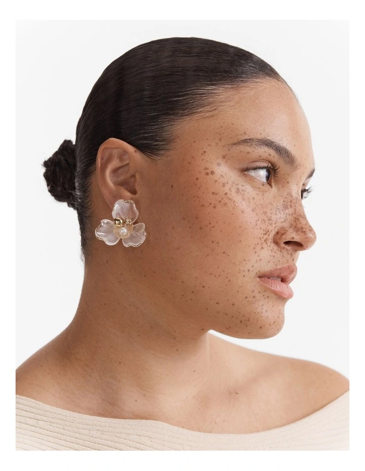 Floweret Stud Earrings in Pearl image 4