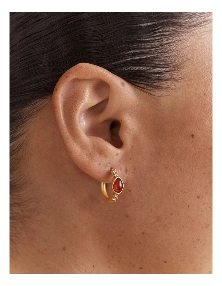 Pebble Huggie Hoop Earrings in Caramel image 2