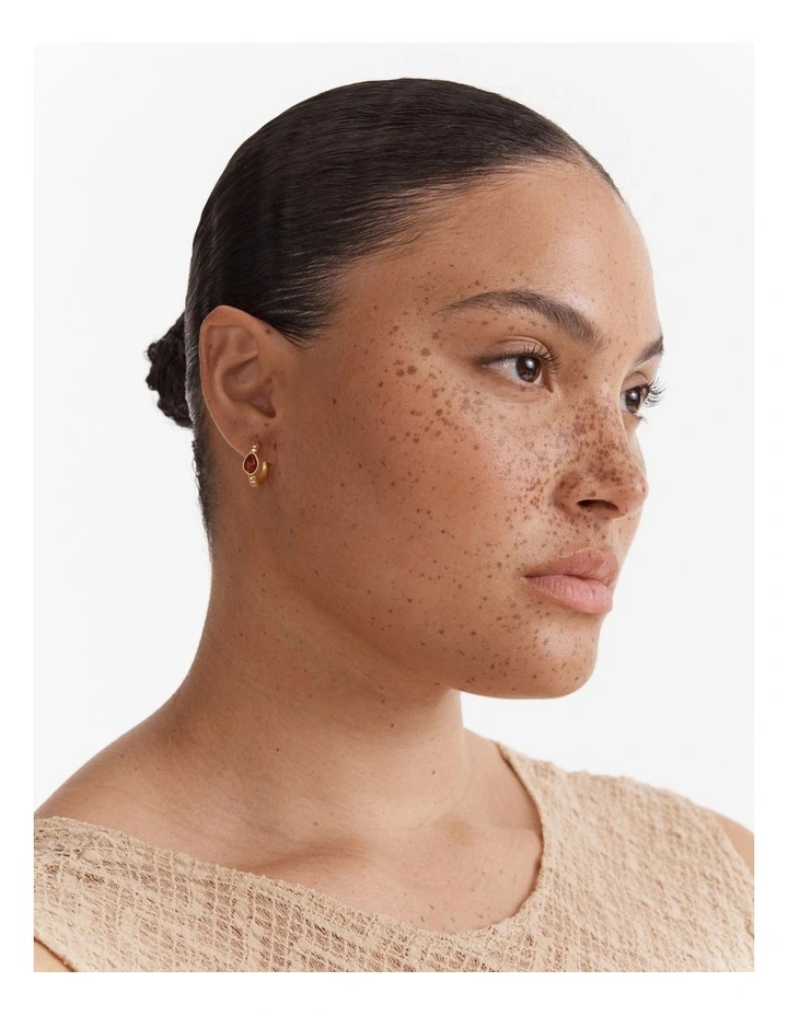 Pebble Huggie Hoop Earrings in Caramel image 4