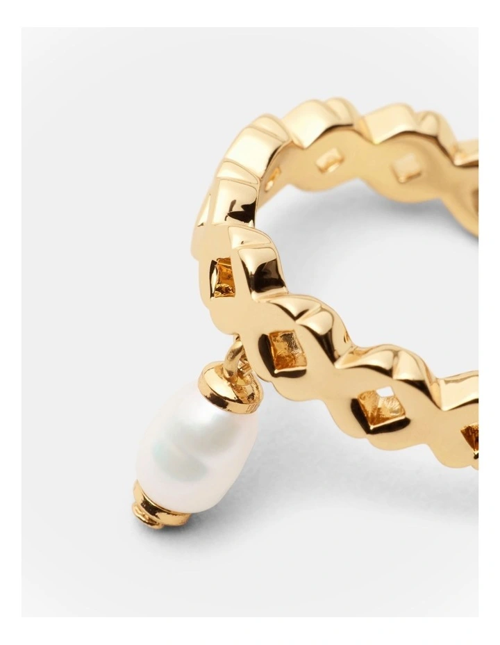 Essense Pearl Ring in Gold image 3