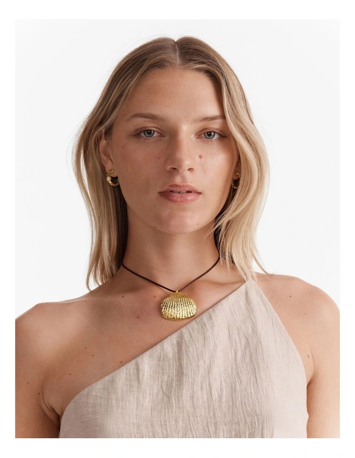 Shell Toggle Necklace in Gold image 2