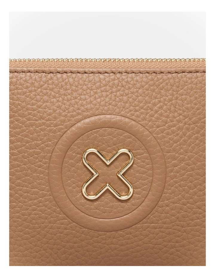 Bay Medium Pouch in Caramel image 3