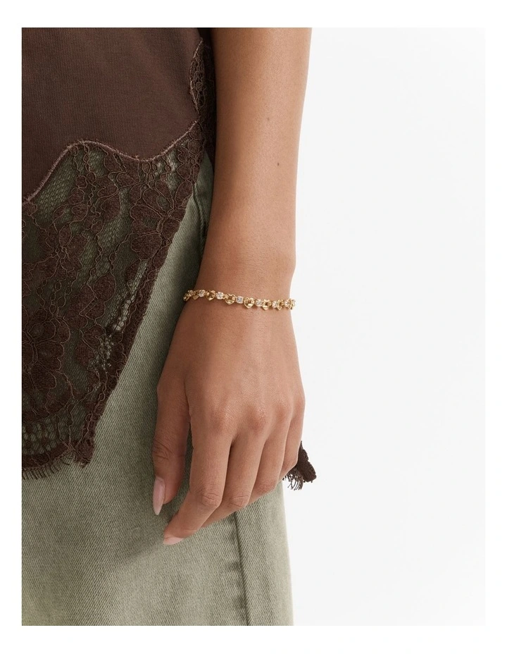 Hearted Chain Bracelet in Gold image 4