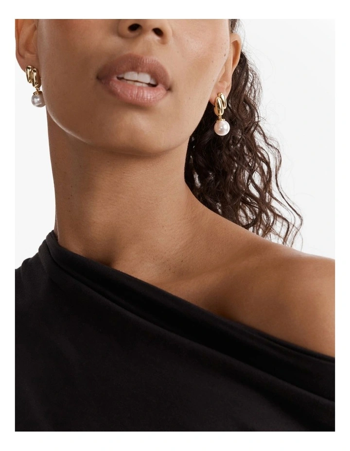 Classique Pearl Drop Earrings in Gold image 4