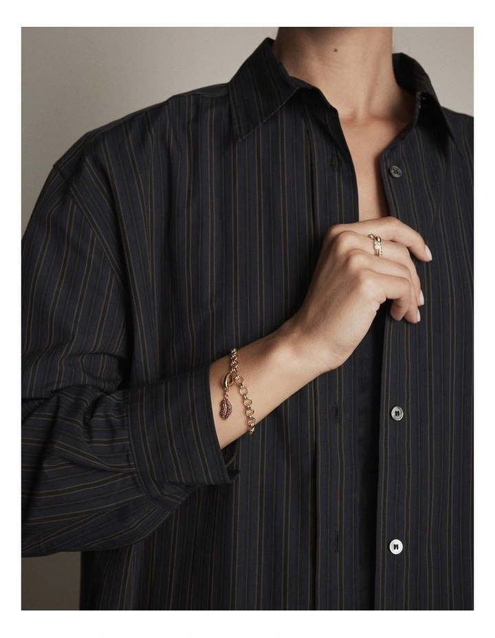 Kisses Charm in Gold image 2