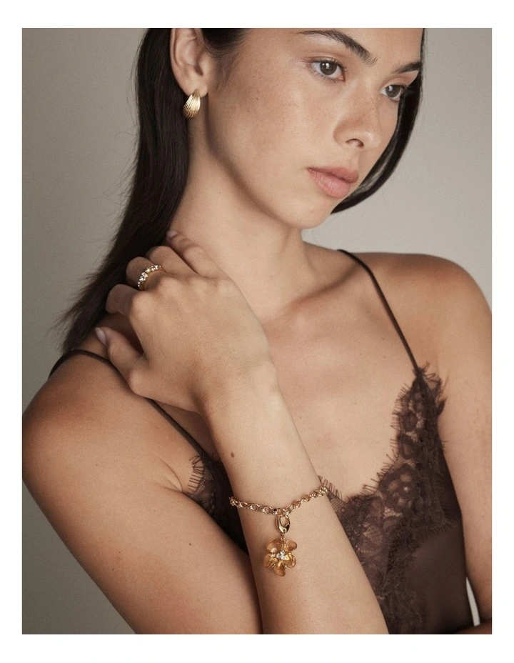 Flurea Charm in Gold image 4