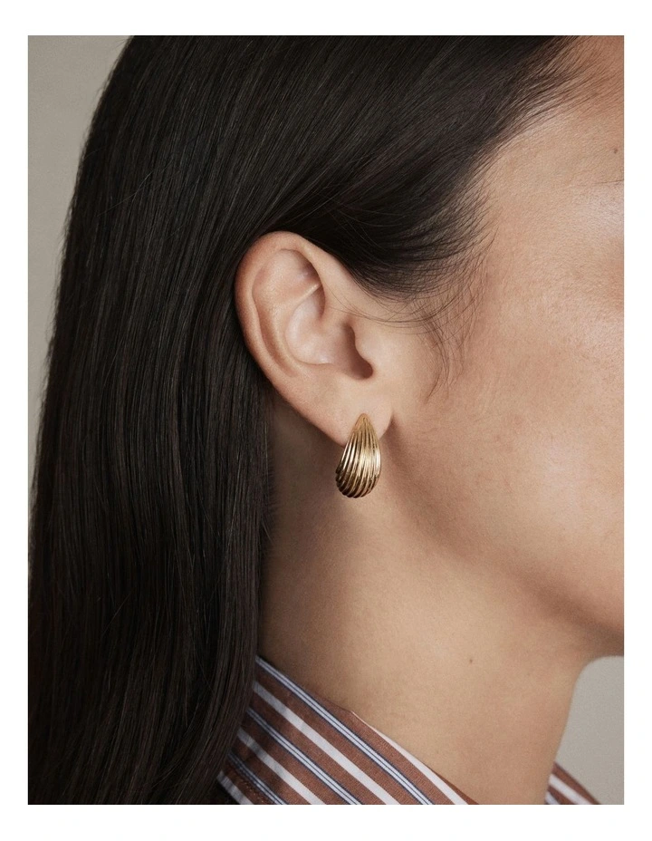 Ravine Hoop Earrings in Gold image 2