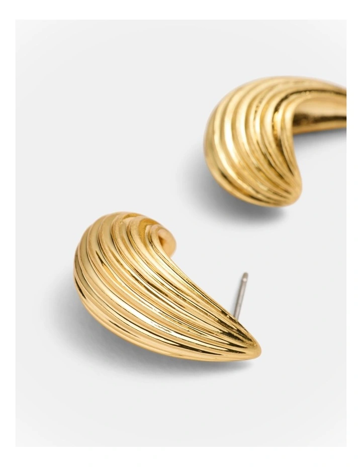Ravine Hoop Earrings in Gold image 3