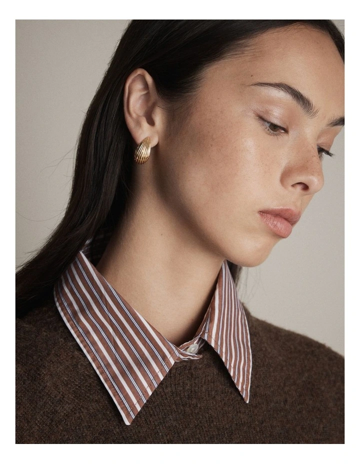 Ravine Hoop Earrings in Gold image 4