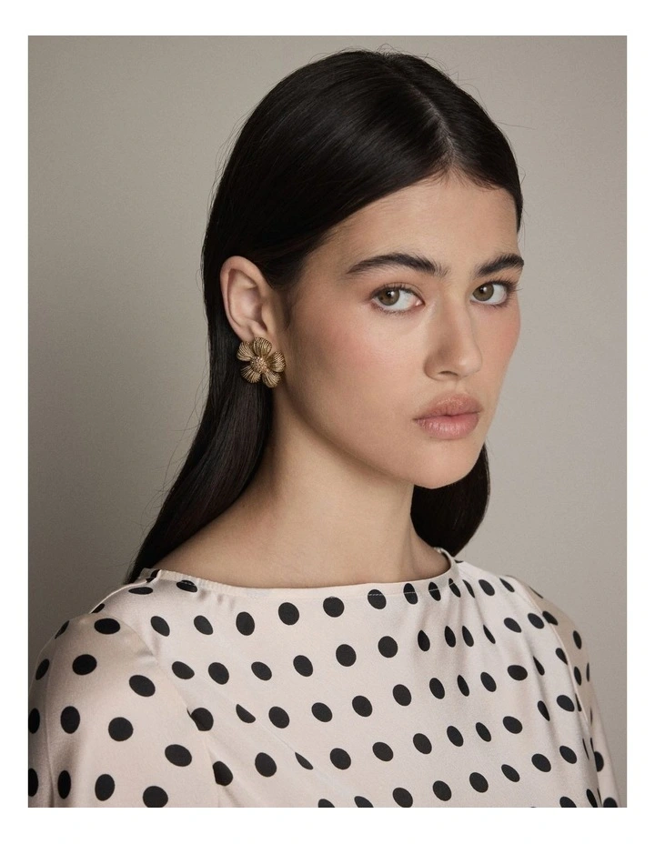 Daisy Dream Stud Earrings in Gold image 4
