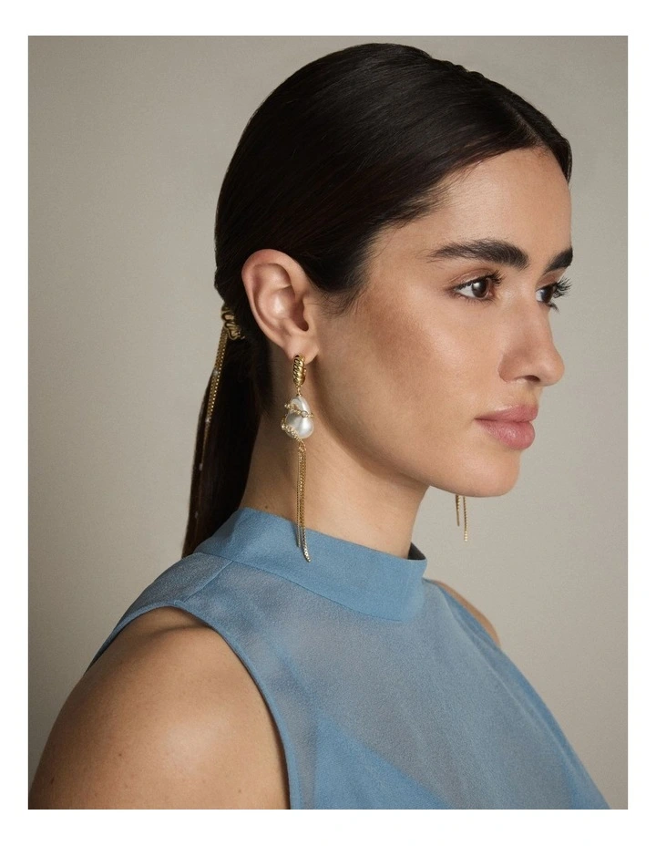 Enlace Earrings in Gold image 2