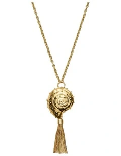 Nautilus Pendant Necklace Neck in Gold