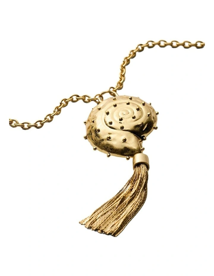 Nautilus Pendant Necklace Neck in Gold image 3