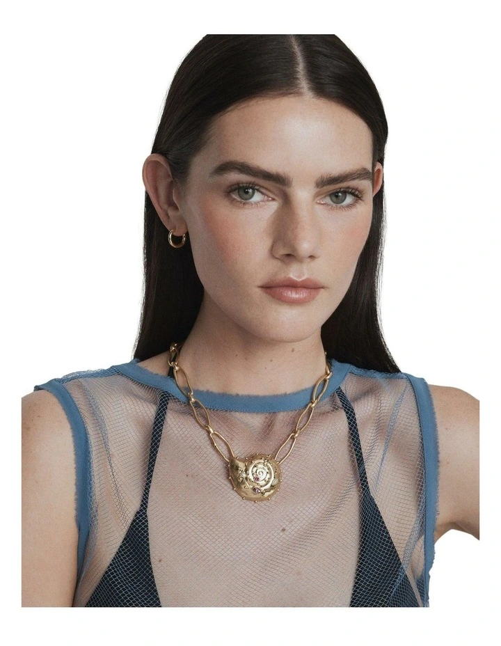 Nautilus Necklace Neck  in Gold image 3