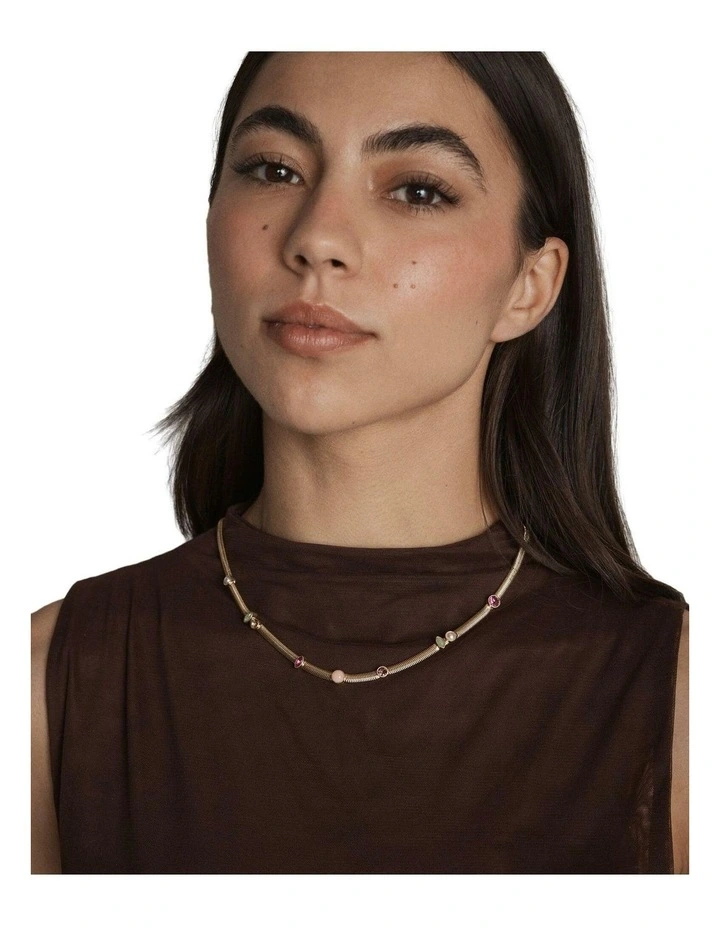 Refina Necklace Neck in Gold image 2