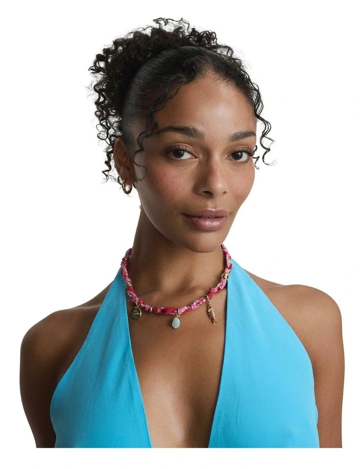 Paisora Necklace Neck in Fuchsia image 3