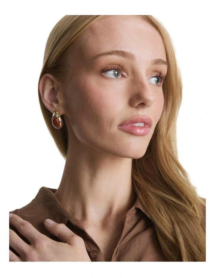 Thalina Hoop Earrings Ear in Gold image 4
