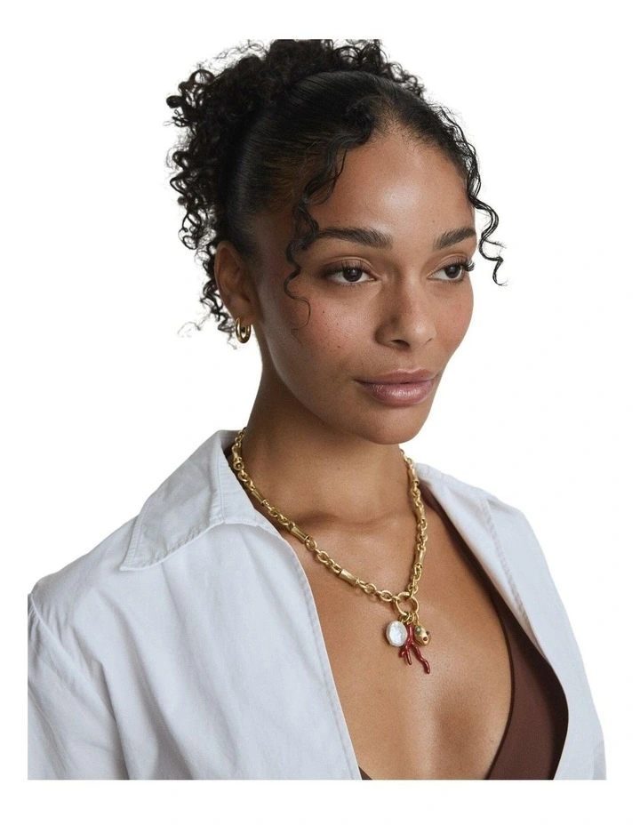 Cladiella Charm Necklace Neck in Gold image 3
