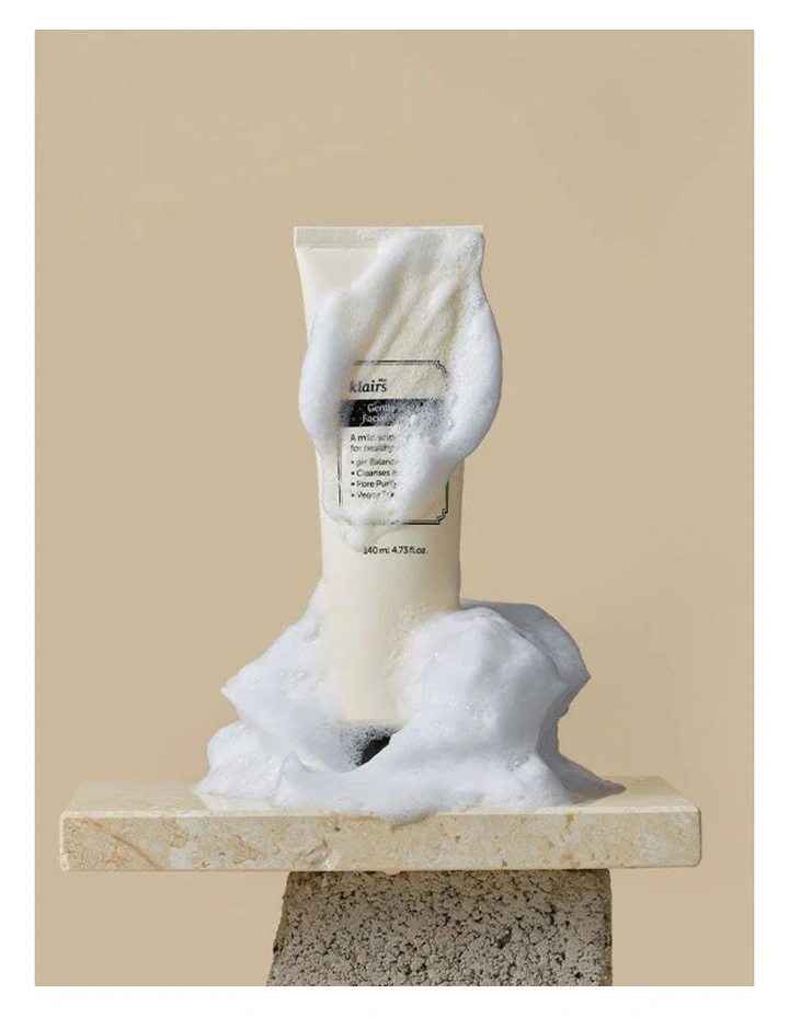 Gentle Black Facial Cleanser 140ml image 2