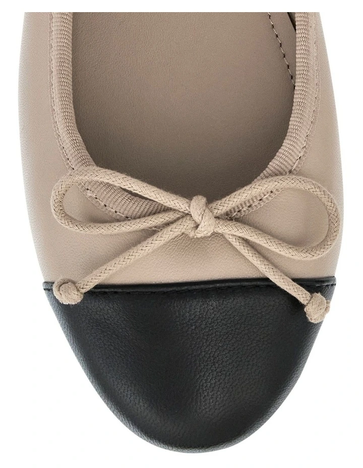 Femme Ballet Flats in Black Leather/Nude image 5