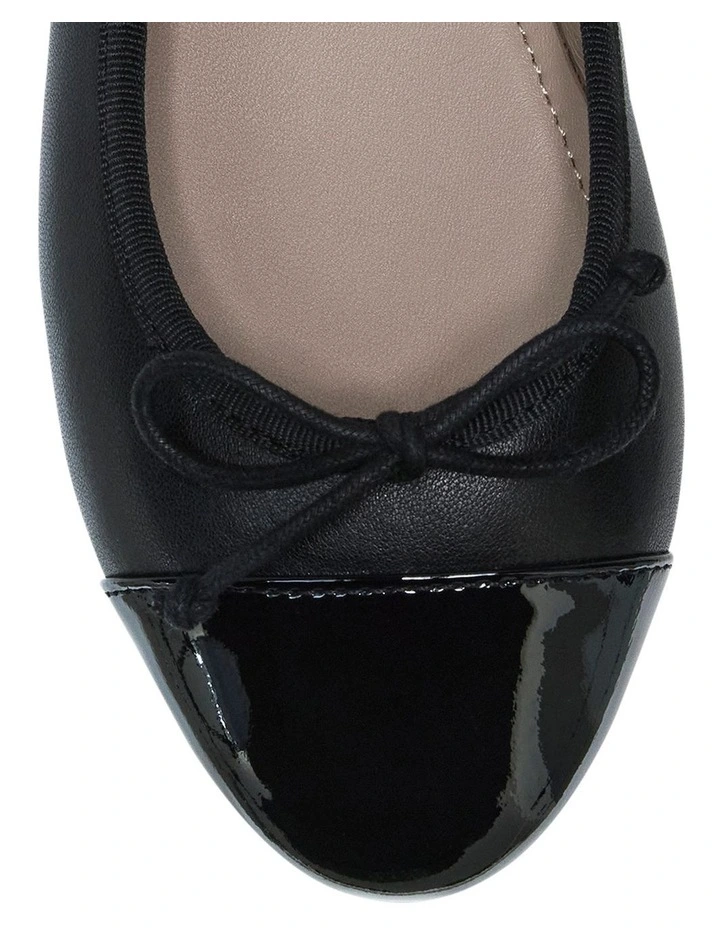 Femme Ballet Flats in Black Patent /Leather image 4