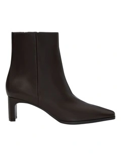 Vanta Boots in Chocolate Leather
