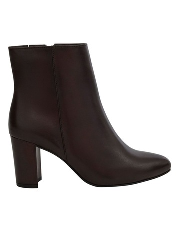 CHOCOLATE GLOVE colour