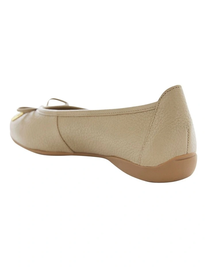 Azaria Flat Shoes in Taupe Leather image 3