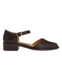 Jesinta Flat Shoes in Chocolate Leather