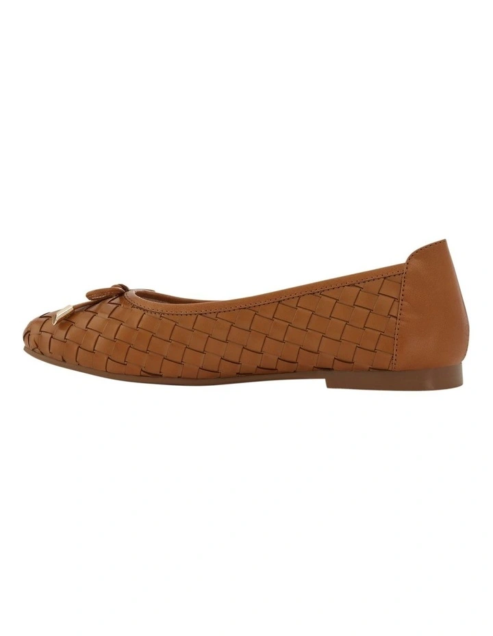 Alison Leather Flat Shoes in Tan Weave image 4