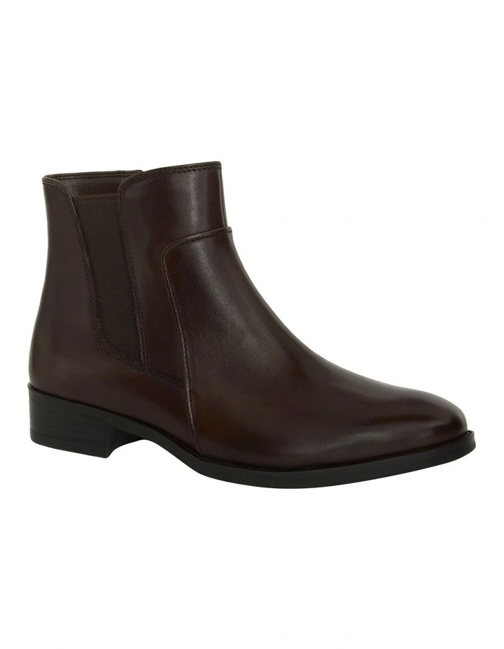Glasgow Boots in Brown Leather image 2