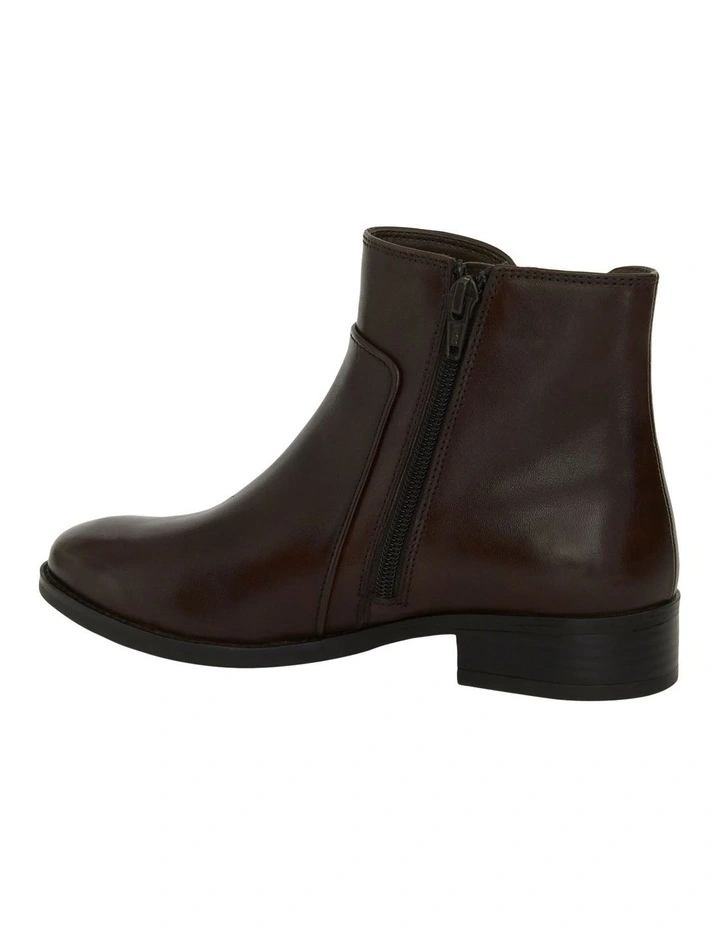 Glasgow Boots in Brown Leather image 3