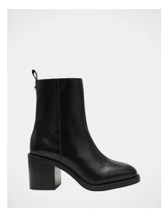 Slender Boots in Black