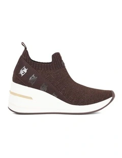 Elevates Knit Runner in Black and White