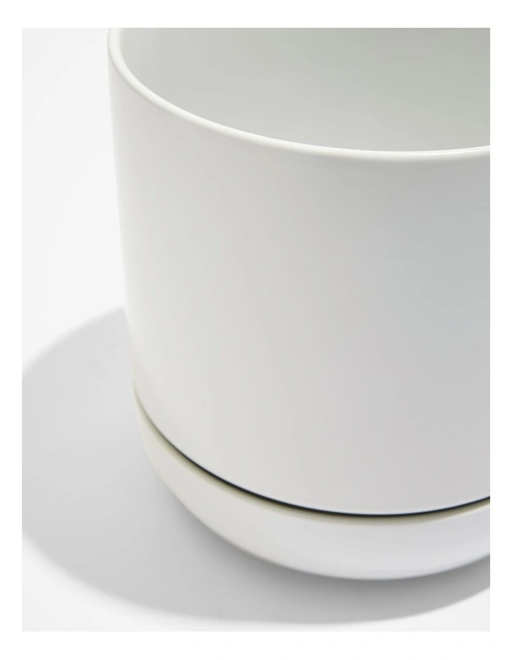 Andy Medium Planter in Snow image 2